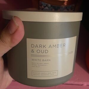 White Barn Dark Amber & Oud Candle -